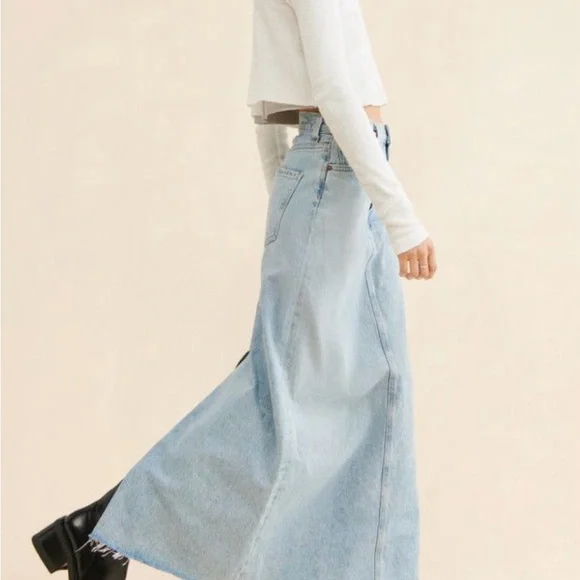 AGOLDE Denim Raw-edge Skirt, Size 25, color washed light blue - Picture 4 of 7